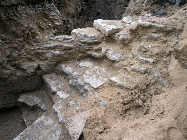 Arheoloogilised väljakaevamised Vabaduse väljakul. Keskaegse Harju 2. eelvärava trepp idatorni.