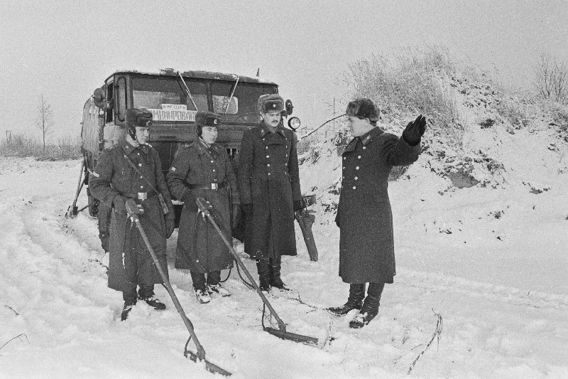 Balti sõjaväeringkonna sapööriallüksuse ohvitser V. Omelkov annab ülesande plahvatusohtlike esemete otsimiseks.