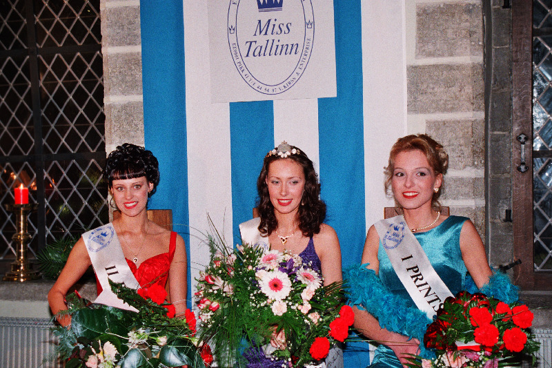 Miss Tallinn 1998 Kätlin Käärt (keskel), I printsess Eerika Kozik (paremal) ja II printsess Marilyn Talberg.