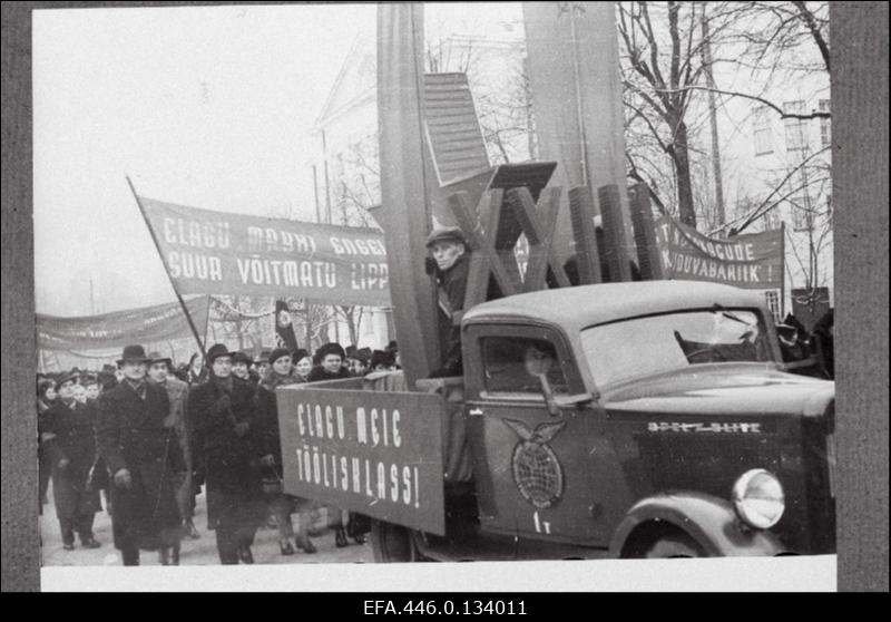 Töötajate rongkäik Suure Sotsialistliku Oktoobrirevolutsiooni XXIII aastapäeval.