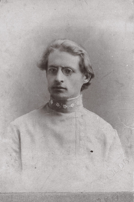 Koptjuhh, Arseni (töötas Tallinnas Oskar Minesi varjunime all) - revolutsionäär, 1906.a. 20. juulil ristlejal Pamjat Azova toimunud ülestõusu juht.