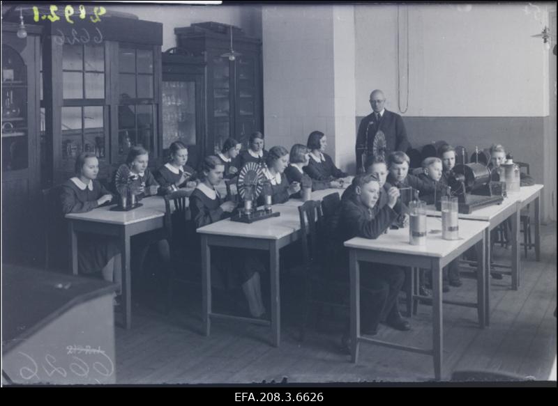 Paide Kaubanduskooli õpilased füüsika tunnis.