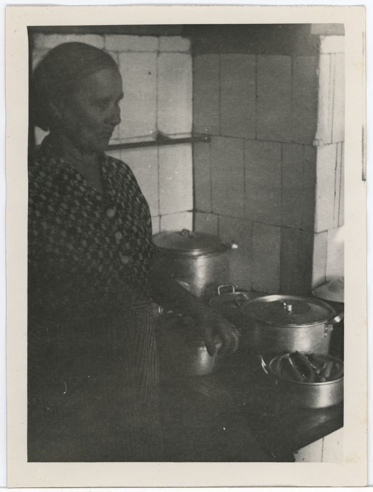 Ella Helene Milius köögis pliidi kõrval