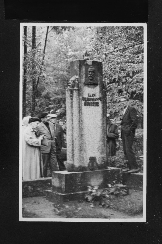 Kirjaniku ja pastori Jaan Bergmanni hauamonument Paistu kalmistul.