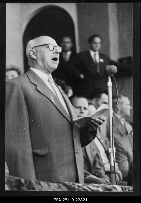 XV üldlaulupeo rahvakunstiõhtu avab  Eesti NSV Ülemnõukogu Presiidiumi esimees J. Eichfeld.
