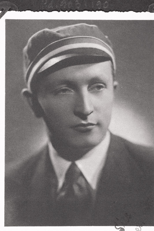 Üliõpilaskorportsiooni Fraternitas Liviensis liige, Tartu Ülikooli zooloogia eriala üliõpilane Erik Sits (Eerik Kumari).