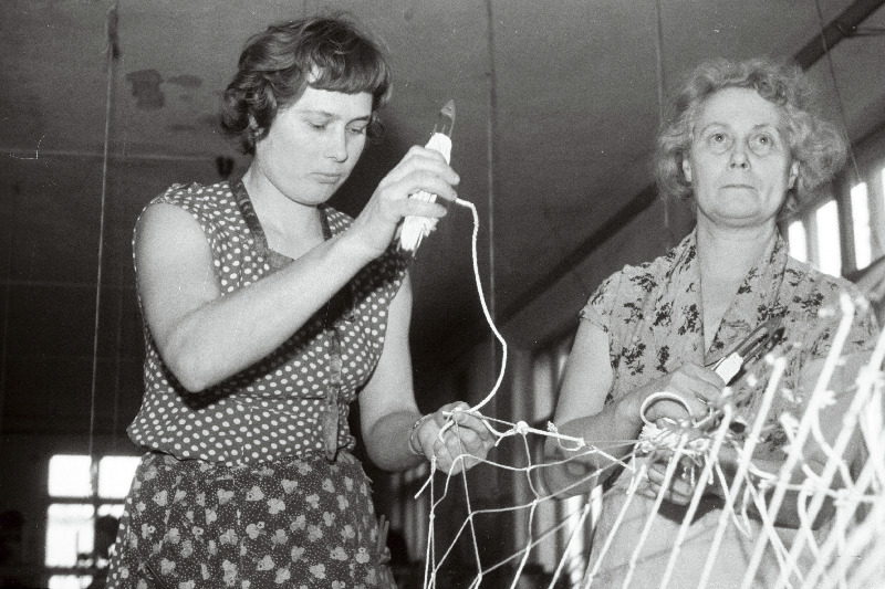 Tallinna Võrguvabriku eesrindlane Asta Virk töötamas.