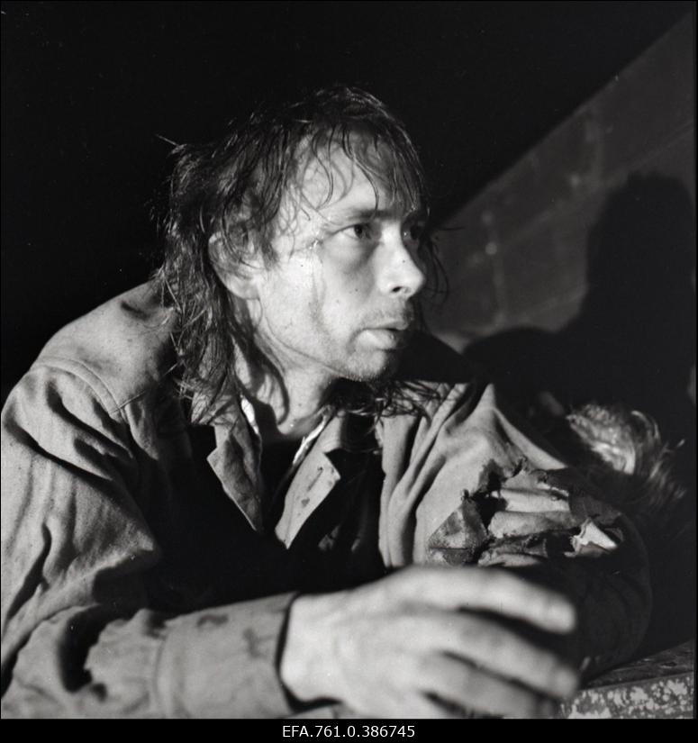 Filmi "Äratus" filmimine. Määritsa lahingu lõpp. Haavatud võitleja autokastis.