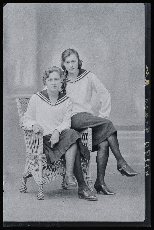 Kaks naist, (foto tellija Gross).