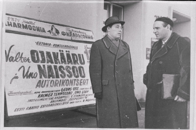 Helilooja Valter Ojakäär (paremal) ja Uno Naissoo enne ühist autorikontserti mõtteid vahetamas.