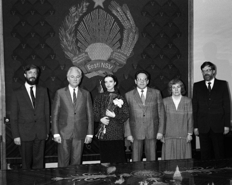 RAT Estonia baleriin Kaie Kõrb (vasakult 3.) pärast Eesti NSV rahvakunstniku tunnistuse kättesaamist Eesti NSV Ülemnõukogu Presiidiumis. Vasakult 2. Eesti NSV Ülemnõukogu Presiidiumi esimees Arnold Rüütel, 5. Eesti NSV Ülemnõukogu Presiidiumi esimehe asetäitja Maia Leosk.