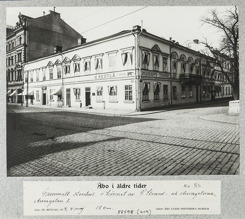 Ns.Bassin talo Läntisen Rantakadun ja Aurakadun kulmassa