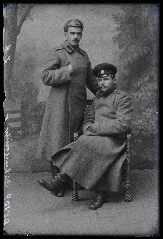 Kaks sõjaväelast, (foto tellija Sawitzki [Savitski]).