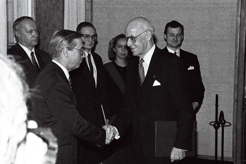 Eesti ja Venemaa vahetasid juulilepete ratifitseerimiskirjad, Aleksandr Trofimov ja Lennart Meri.