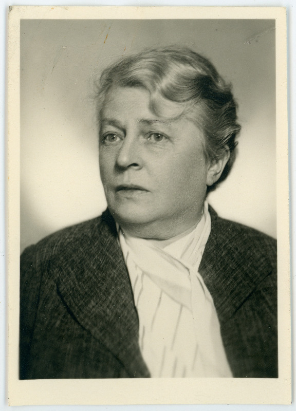 Deeters, Erna Josephine, sünd 1876. Portreefoto välispassi saamiseks esitatud avalduse juurde