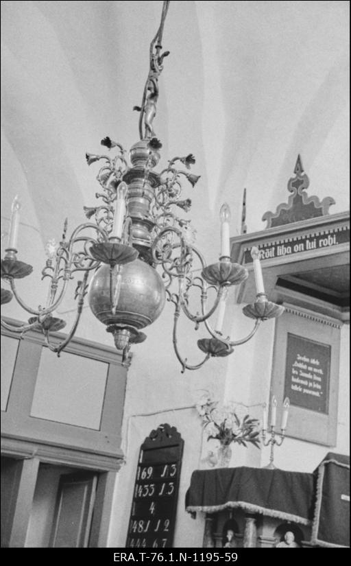 Keila kirik. Ida poolt esimene lühter kirikuruumis.