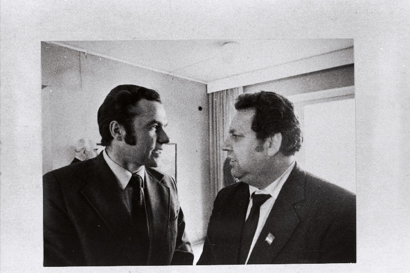 Jõgeva rajooni rahvakontrollikomitee esimees Heino Järvela (paremal) vestleb Jõgeva näidissovhoosi direktori asetäitja Ilmar Tupitsaga.