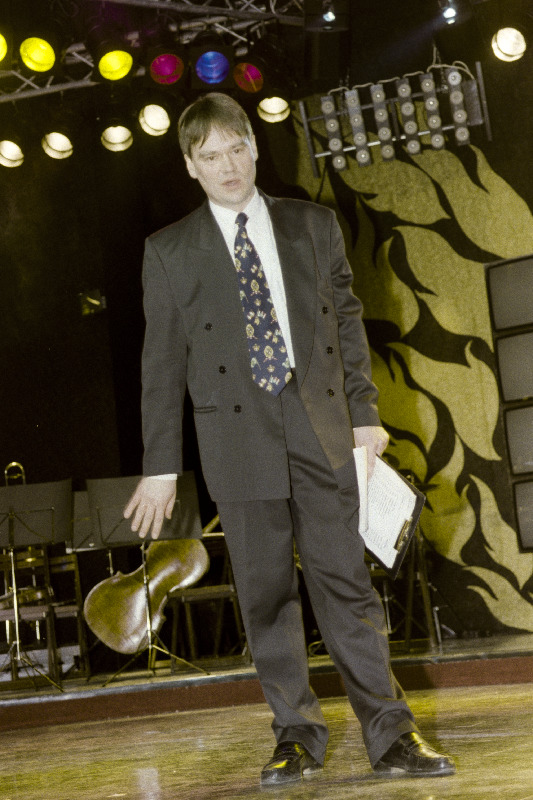 Eesti Eurolaul 1996 projektijuht Jüri Pihel klubis Dekoltee Eesti Eurolaulu 96 finaali ajal.