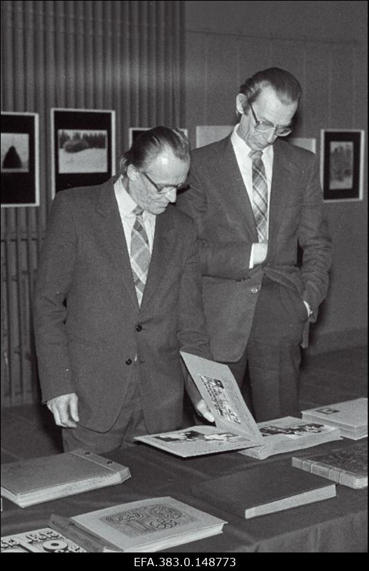 Filmistuudio Tallinnfilm toimetajad Uno Heinapuu (vasakul) ja Leo Ilves Rakvere Filmiklubis lühidokumentaalfilmide festivalil sirvivad klubi pildikroonikat.