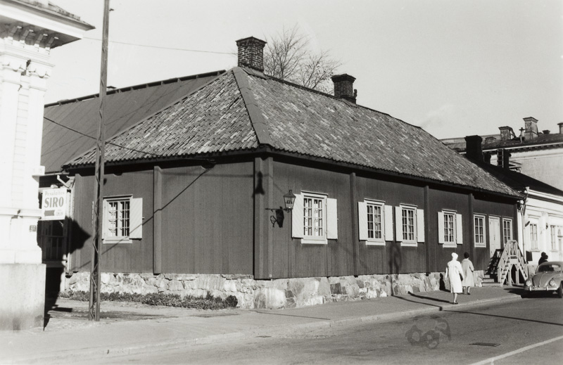 Apteekkimuseo ja nuorisotoimisto Läntisen Rantakadun puolelta kuvattuna.; yleiskuva