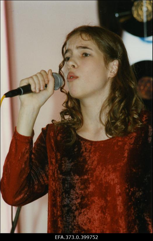 II noorte solistide konkursi võitja 8.-9. klassi arvestuses Kilingi-Nõmme Keskkooli õpilane Liisi Koikson võistlemas Saaremaa Gümnaasiumi aulas.