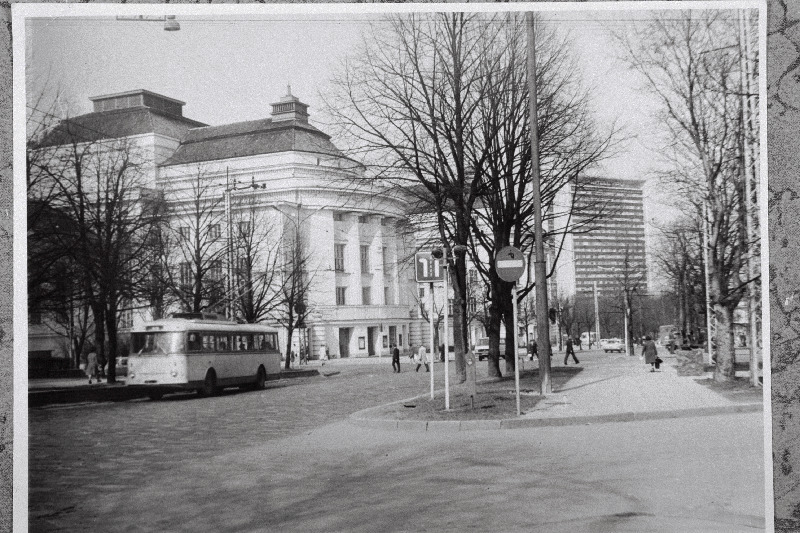 Vaade Estonia puiesteelt Estonia teatrile ja hotell Virule.