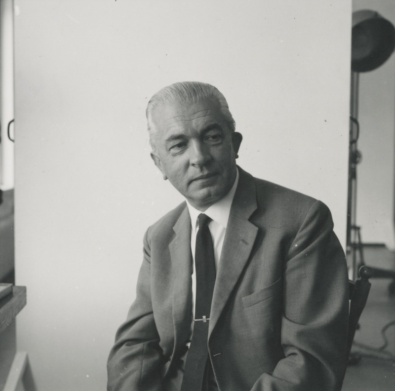 Armin Tuulse istumas fotoateljees toolil