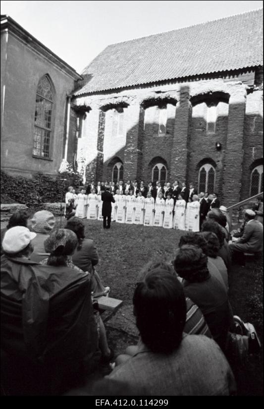 Kontsert Dominiiklaste kloostri õuel 1975. aasta koorifestivali ajal.