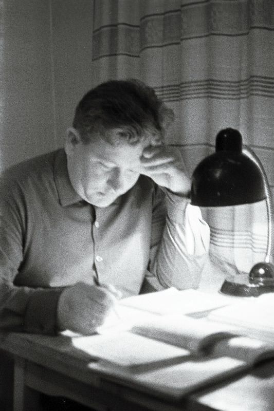 Eesti Põllumajanduse Akadeemia agronoomiateaduskonna 4. kursuse üliõpilane Valga rajooni Kalinini nimelise kolhoosi esimees Vambola Liive keemiaeksamiks õppimas.