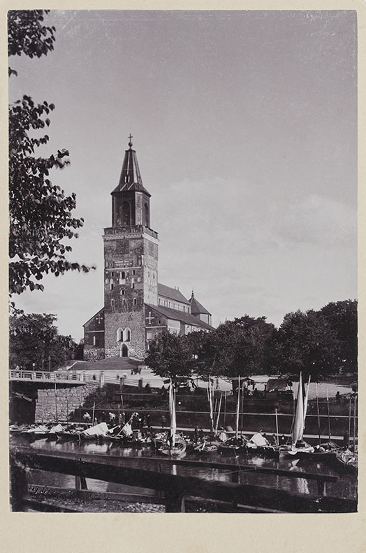 Turun tuomiokirkko ja kalasatama Aurajoella