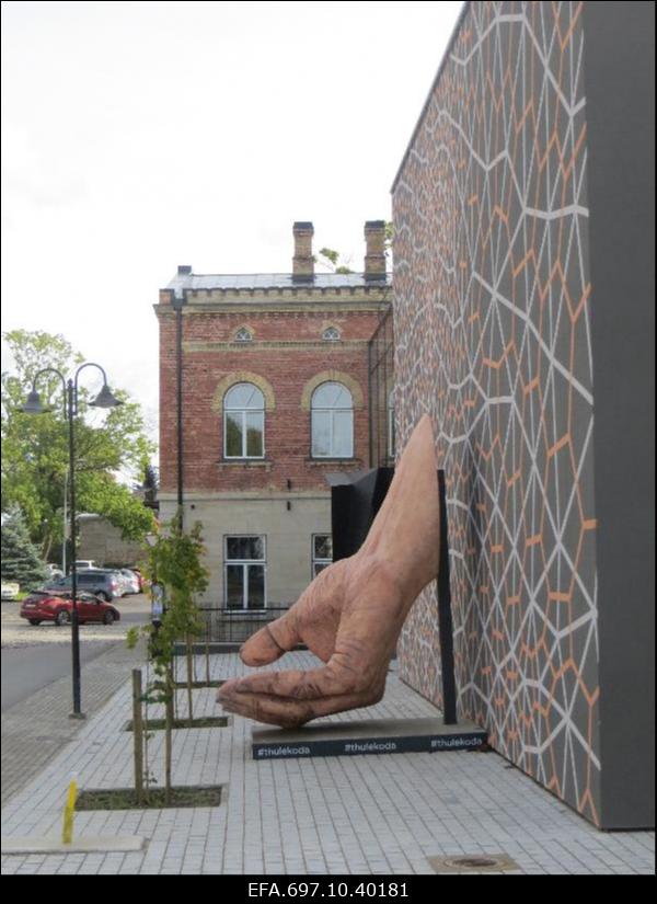 Kogu pere elamuskeskus, alternatiivajaloomuuseum Thule Koda. Välisvaade. Skulptuur "Käsi".