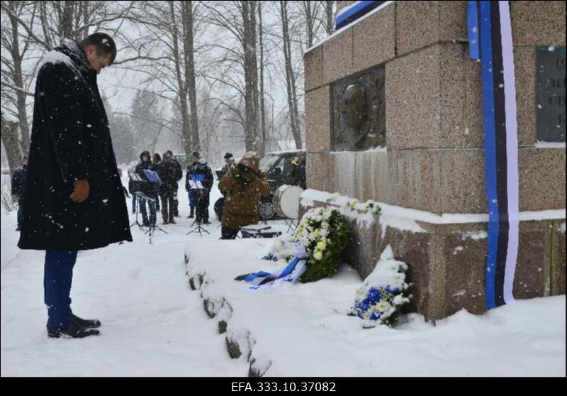 Austuse avaldamine president Konstantin Pätsile Tahkuranna ausamba juures. Justiitsminister Urmas Reinsalu ausamba juures.