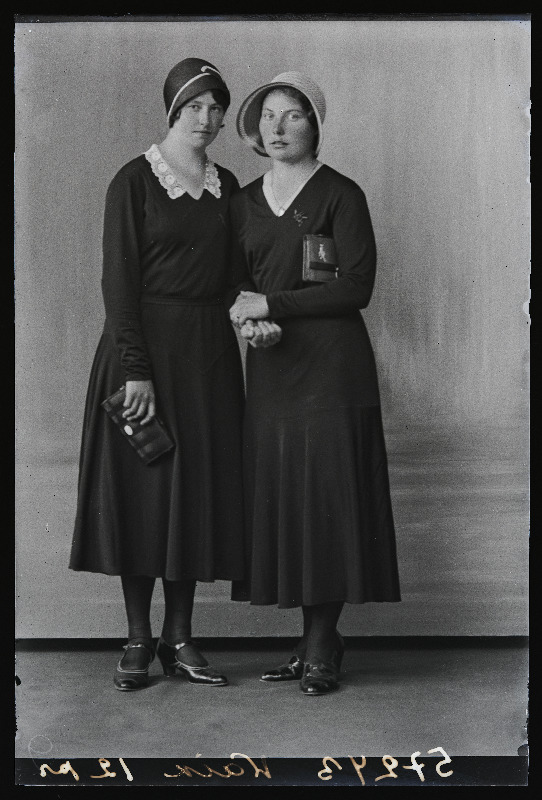 Kaks naist, (foto tellija Vaik).
