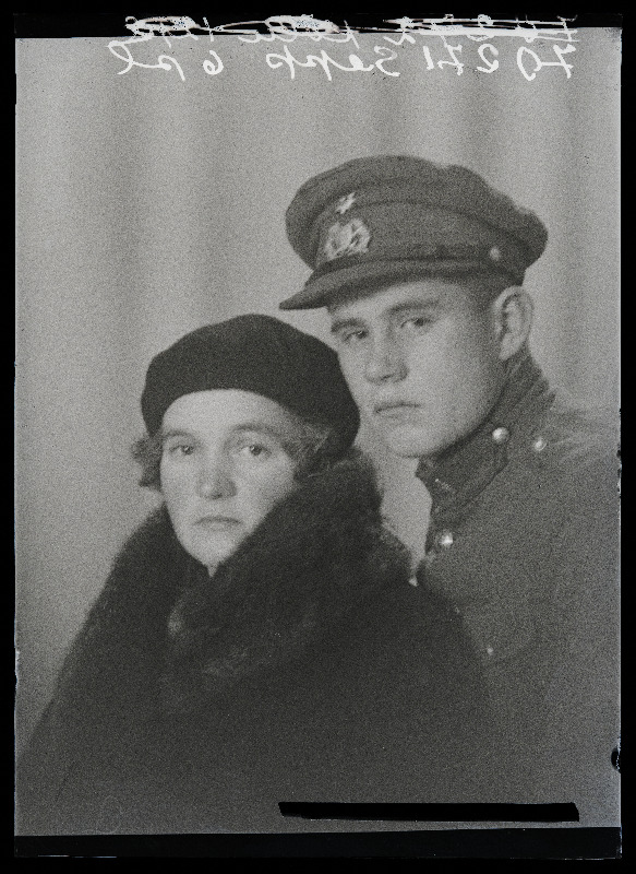 Sõjaväelane (ajateenija) Sepp naisega.