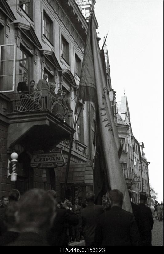 17. juulil 1940.a. korraldatud suurmiiting Riigivolikogu valimistel (14.- 15. juulil) saavutatud võidu puhul. Rongkäik möödub Nõukogude Liidu saatkonnast Pikal tänaval.