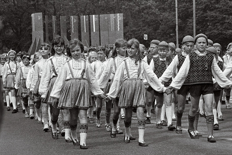 Eesti NSV rahvatantsupeost osavõtjate rongkäik.