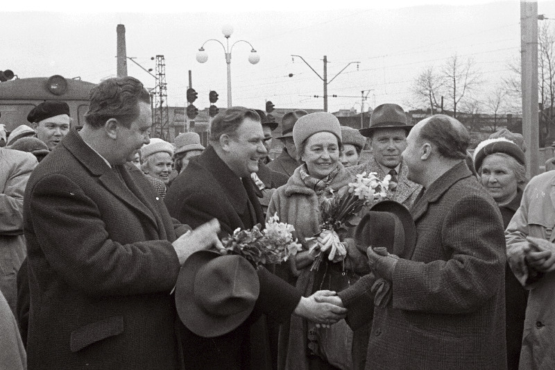 Pärast menukaid külalisesinemisi Soomes tervitab kodulinna tagasi saabunud V. Kingissepa nimelise Tallinna Riikliku Akadeemilise Draamateatri kollektiivi Tallinna Linna TSN Täitevkomitee esimees J. Undusk.