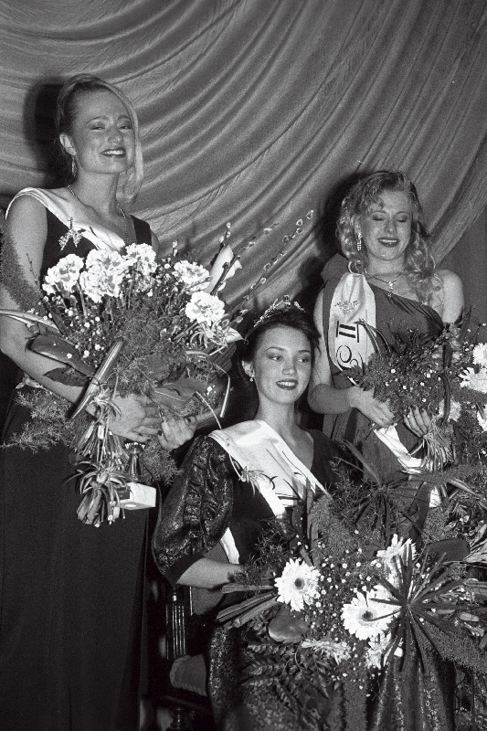 Eesti Miss 1995 Marilin Poom, I printsess Aura Suislepp (vasakul) ja II printsess Margit Tammoja.