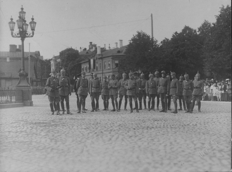 Saksa idavägede ülemjuhataja kindralfeldmarssal Baieri prints Leopold enne sõjaväeparaadi Peetri platsil.