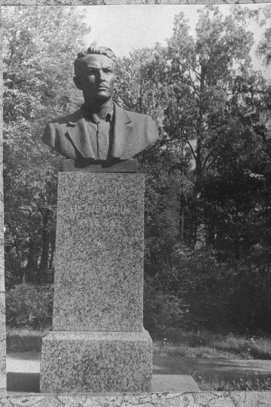 Revolutsioonitegelase Hans Heidemanni mälestussammas Tähtvere pargis.