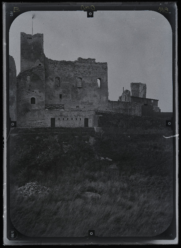 Rakvere, Rakvere linnusevaremed. Rakvere linnuse varemed vallikraaviga. Rakvere linnuse stereofotogramm-meetriline mõõdistamine.