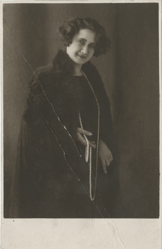 Emmy Treumundt (Emmeline), aastani 1911 Jürgenson, aastast 1937 Tarendi, eesti näitlejanna, portreefoto