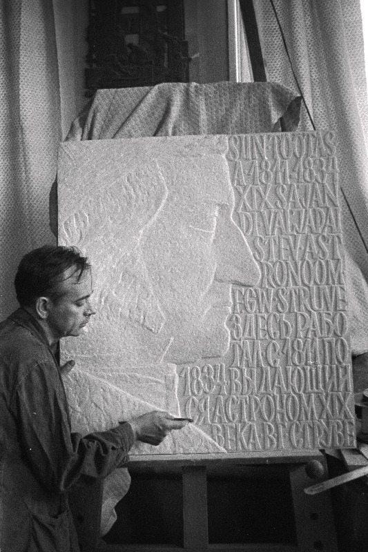 Skulptor O. Männi astronoom F. G. W. Struve bareljeefi viimistlemas.