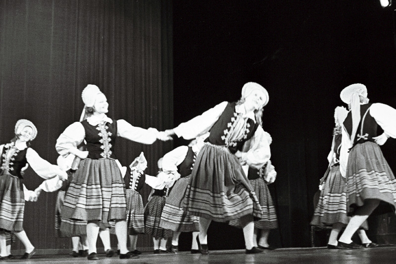 Harju rajooni Raasiku Kultuurimaja naisrahvatantsurühm.