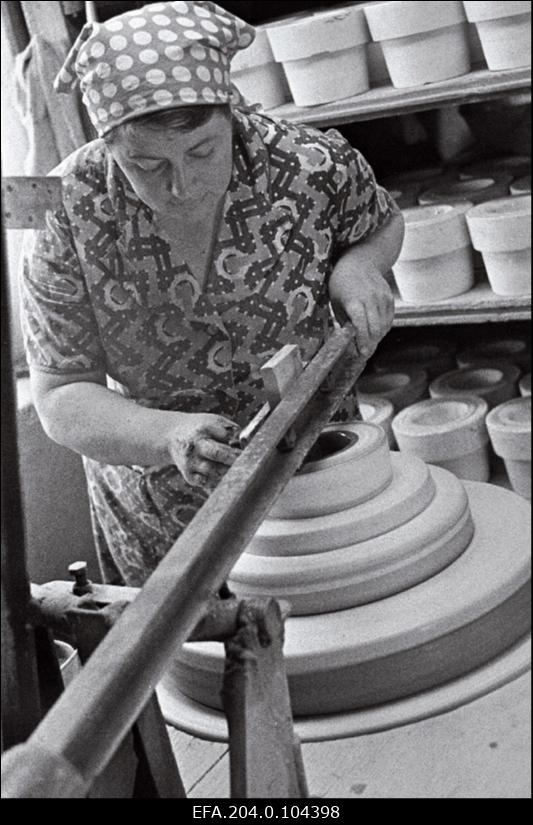 Pärnu Ehitusmaterjalide Tehase tarbekeraamikatsehhi tööline Tiiu Kolk töötamas.