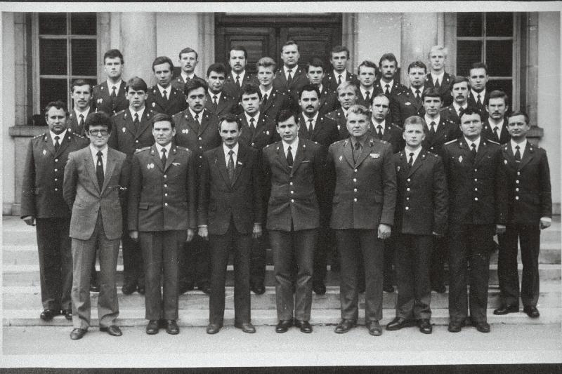 Tallinna Miilitsa Erikeskkooli paremad lõpetajad vastuvõtul Eesti NSV Ülemnõukogu Presiidiumis. Esimeses reas vasakult: 3. Eesti NSV Ülemnõukogu Presiidiumi sekretär Viktor Vaht.