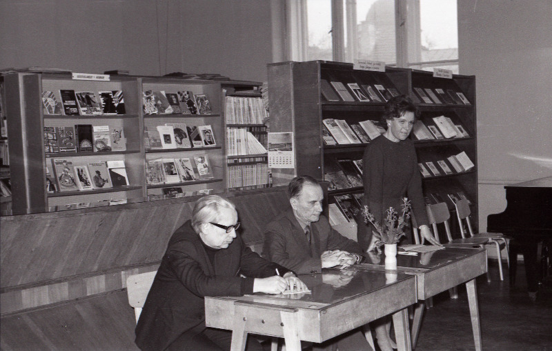 Kohtumine kirjanikega raamatukogus. Vasakult 1. Paul Kuusberg, 2. Paul Rummo