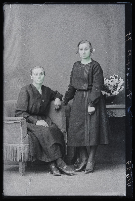 Kaks naist, (foto tellija Puusepp).
