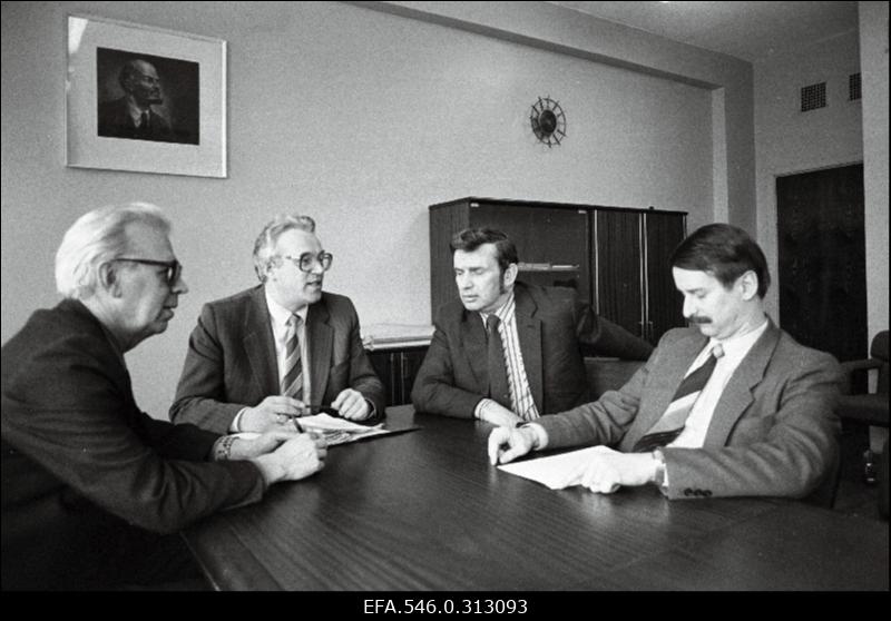 Inimesed ajalehe "Rahva Hääl" toimetuses.