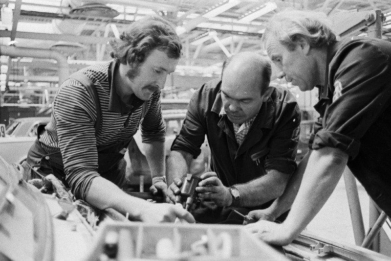 Volga autotehase Tallinna Autokeskuse kompleksbrigaadi töötajad Holger Roots, Venjamin Semjonov ja Gennadi Pevnitski tööpostil.